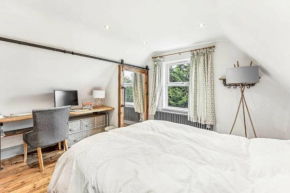 Light, bright 1 bedroom skyloft